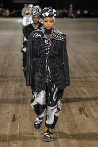 defile-marc-jacobs-printemps-ete-2018-new-york-look-46.thumb.jpg.8f1b508e464cdd286e289f07478ad3e3.jpg
