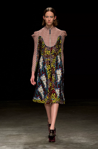 defile-mary-katrantzou-automne-hiver-2017-2018-londres-look-2.thumb.jpg.dd10cfebe01a035edc9e3f611000d521.jpg