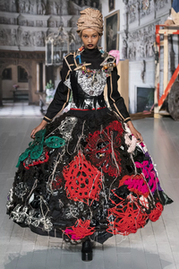 defile-matty-bovan-automne-hiver-2019-2020-londres-look-24.thumb.jpg.542f1b58e12793881ddc0020f877848a.jpg
