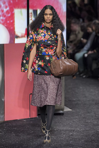 defile-miu-miu-automne-hiver-2019-2020-paris-look-24.thumb.jpg.764cd92564167fc198d227dde15dcc6d.jpg