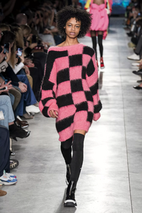 defile-msgm-automne-hiver-2019-2020-milan-look-18.thumb.jpg.c5e7ab7c446e93d8d7d62e376c206262.jpg