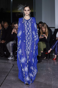 defile-naeem-khan-automne-hiver-2020-2021-new-york-look-21.thumb.jpg.21398abf1276fd148d7d321e43cef824.jpg