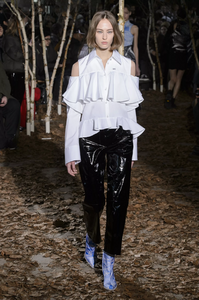 defile-off-white-automne-hiver-2017-2018-paris-look-12.thumb.jpg.1203069eacdeb4e3c35b21def572fdf2.jpg