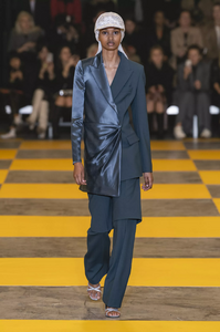 defile-off-white-automne-hiver-2019-2020-paris-look-22.thumb.jpg.26ab90b4caa4a0b7fc5ebeb19abd5e1e.jpg
