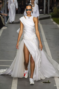 defile-off-white-printemps-ete-2019-paris-look-14.thumb.jpg.a569d208ff0cadaffb6a2d9554c08c74.jpg