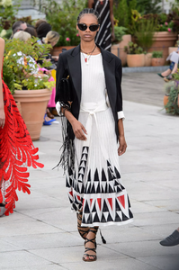 defile-oscar-de-la-renta-printemps-ete-2019-new-york-look-32.thumb.jpg.d0c960e02f8660bd1a1db79585b05f67.jpg