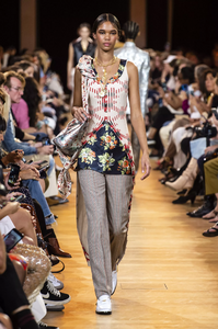 defile-paco-rabanne-printemps-ete-2019-paris-look-13.thumb.jpg.a77f3dc34444325625f9f157342f8d46.jpg