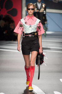 defile-prada-printemps-ete-2018-milan-look-30.thumb.jpg.36e5a6fd16b9ac52b28d44dfe363fcfd.jpg