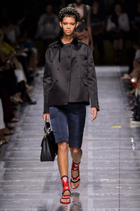 defile-prada-printemps-ete-2019-milan-look-4.thumb.jpg.b070826c76439ed6c2956ce50db8ac20.jpg