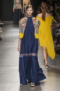 defile-rahul-mishra-printemps-ete-2018-paris-look-28.thumb.jpg.252cc5ee7e69c51ac0d1e12746bbd996.jpg