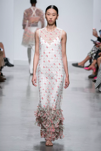 defile-rahul-mishra-printemps-ete-2020-paris-look-11.thumb.jpg.059d7c8158cd467e51ab87380f102d48.jpg