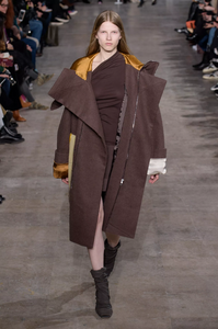 defile-rick-owens-automne-hiver-2018-2019-paris-look-37.thumb.jpg.6b3a4f0b2ca23f8482e4ac0a1a8488f5.jpg