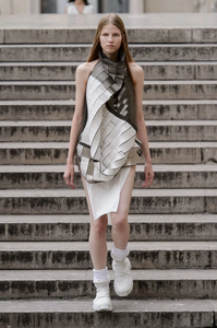 defile-rick-owens-printemps-ete-2018-paris-look-30.thumb.jpg.10d985742e144cfad1a5c2e40d4d25b8.jpg