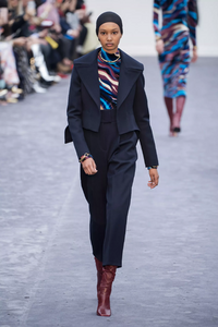 defile-roberto-cavalli-automne-hiver-2019-2020-milan-look-14.thumb.jpg.338e8eb134e65f70c2adf8e7798daf7c.jpg