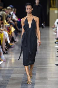 defile-rochas-printemps-ete-2019-paris-look-27.thumb.jpg.993badc4406d28ce0d577a7d249fcff9.jpg