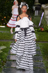 defile-rodarte-printemps-ete-2019-new-york-look-12.thumb.jpg.642fe010a99d824e2504bd170f86ccd8.jpg