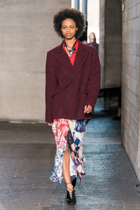 defile-roland-mouret-automne-hiver-2019-2020-londres-look-28.thumb.jpg.065f5f38296e637db06cbf9bfebbed89.jpg