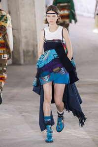 defile-sacai-printemps-ete-2019-paris-look-11.thumb.jpg.44e2d1de4fd467e314947e64162dd179.jpg