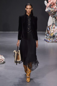 defile-tory-burch-automne-hiver-2020-2021-new-york-look-16.thumb.jpg.4977ba5c800ae12545c59d905ed797c2.jpg