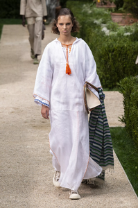 defile-tory-burch-printemps-ete-2019-new-york-look-14.thumb.jpg.1bde8e23005a5980d20f8fa68d6e5c84.jpg