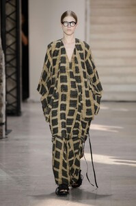 defile-uma-wang-printemps-ete-2018-paris-look-1.thumb.jpg.7e6b06e5041676f92f6c38007219a7df.jpg