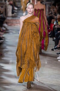 defile-uma-wang-printemps-ete-2019-paris-look-28.thumb.jpg.72ab205746505e91da86b88450d175b0.jpg