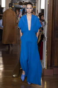 defile-valentino-automne-hiver-2018-2019-paris-look-26.thumb.jpg.a9acfe9d2d417ae03c64fc97534e2d35.jpg