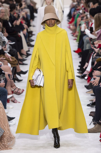 defile-valentino-automne-hiver-2019-2020-paris-look-12.thumb.jpg.d7fb74b127dabe1e65c496fff5d92a36.jpg