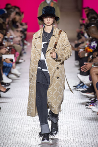 defile-valentino-printemps-ete-2019-paris-look-28.thumb.jpg.9fde131fb8098da0b71bac4df6a8b3e3.jpg