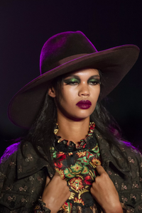 detail-defile-anna-sui-automne-hiver-2020-2021-new-york-detail-184.thumb.jpg.30a211f3a2c66bdafd9a47f26a7034bf.jpg