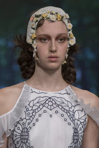 detail-defile-bora-aksu-printemps-ete-2019-londres-detail-16.thumb.jpg.b76a4d201220a0769d594ea57f8a4868.jpg