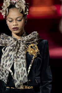 detail-defile-dolce-amp-gabbana-automne-hiver-2019-2020-milan-detail-210.thumb.jpg.5582170e200e4655001d0767cb155633.jpg