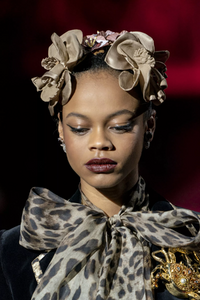 detail-defile-dolce-amp-gabbana-automne-hiver-2019-2020-milan-detail-211.thumb.jpg.c00368faa1c91df3a4de686776a01d7e.jpg