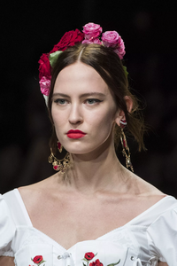 detail-defile-dolce-amp-gabbana-printemps-ete-2019-milan-detail-250.thumb.jpg.7d7631612875b0e22ff129a4897d4561.jpg