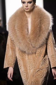 detail-defile-fendi-automne-hiver-2018-2019-paris-detail-102.thumb.jpg.8bcec396cbfb125cd3cf2bb6e7379ee0.jpg