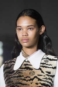 detail-defile-giambattista-valli-printemps-ete-2019-paris-detail-7.thumb.jpg.db7469a8505ad115c94934c37f422de9.jpg