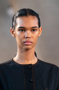 detail-defile-loewe-printemps-ete-2019-paris-detail-33.thumb.jpg.b06a95981485631a8ded8fb8e4d92070.jpg