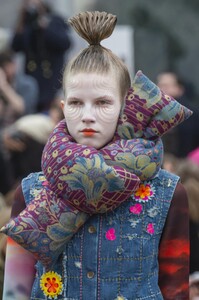 detail-defile-manish-arora-automne-hiver-2018-2019-paris-detail-83.thumb.jpg.4797670771307a00a554c6a373848c37.jpg