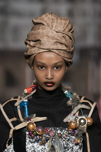 detail-defile-matty-bovan-automne-hiver-2019-2020-londres-detail-91.thumb.jpg.6c497211354bd588552b4a2d8771cd8f.jpg