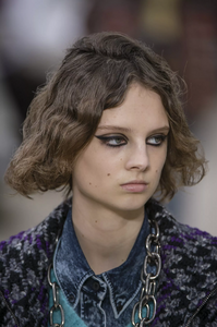 detail-defile-miu-miu-automne-hiver-2018-2019-paris-detail-130.thumb.jpg.02896509863ee4d9b8a89d551176ab01.jpg