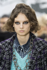 detail-defile-miu-miu-automne-hiver-2018-2019-paris-detail-17.thumb.jpg.28006bc907cc7fee0981d80d8ca1bb3d.jpg