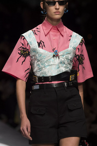 detail-defile-prada-printemps-ete-2018-milan-detail-188.thumb.jpg.3e83f292967f54ec9b740be1e702b511.jpg