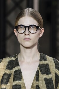 detail-defile-uma-wang-printemps-ete-2018-paris-detail-2.thumb.jpg.ff0ff05fb28b7b570425ead9b842f6d0.jpg