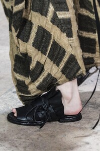 detail-defile-uma-wang-printemps-ete-2018-paris-detail-6.thumb.jpg.574497613fdb9706d08eaa4e361b0668.jpg