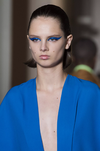 detail-defile-valentino-automne-hiver-2018-2019-paris-detail-53.thumb.jpg.7bff2f19cc81f9583bd14c2e0ccdb2bd.jpg