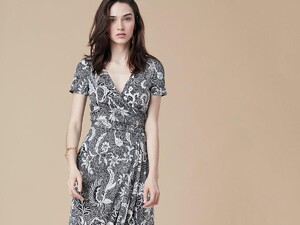 diane-von-furstenberg-Serret-Black-New-Julian-Short-Sleeve-Wrap-Dress.thumb.jpeg.4ff6d4618b040aa5449feb9d5bf71b97.jpeg