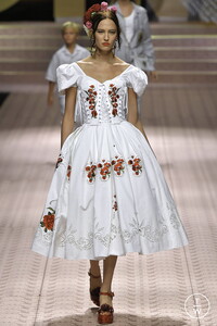 dolce-and-gabbana-ss19-0087-ccb21b.thumb.jpg.75c16bc2f4b13c9b5f5dc2ca02c41cab.jpg