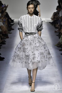 ermanno-scervino-ss19-0007-d4859b.thumb.jpg.ed2eb44d814e010d4c0f4ec80bc57172.jpg