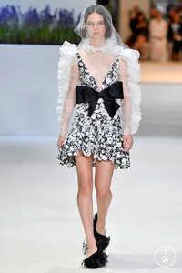 giambattista-valli-caw18-0003-4952ba.thumb.jpg.14f342dd511b3586671deea26025e596.jpg