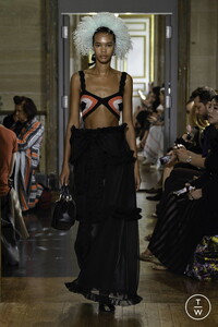 giambattista-valli-ss20-0028-c4aca3.thumb.jpg.0f22a0c3b2f9780a43907c6f982272af.jpg